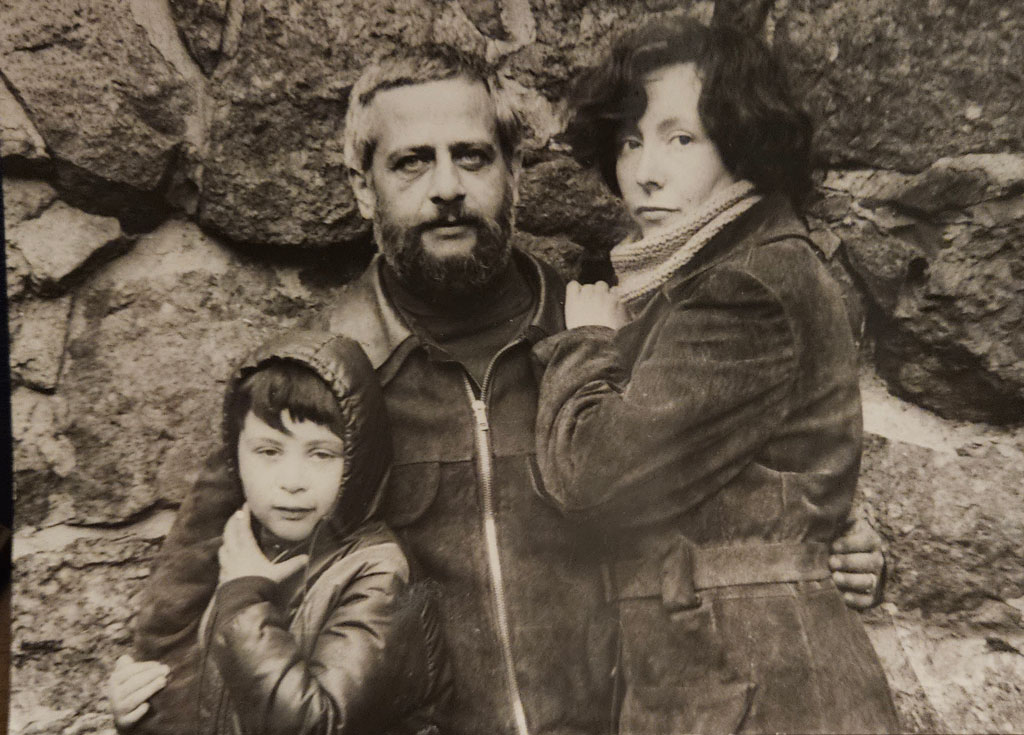 Julya, Boris und Nina in der Stadt Wyborg kurz vor der Emigration, 1977. Foto von Jewgenij Uchnaljow. Julya, Boris und Nina in der Stadt Wyborg kurz vor der Emigration, 1977. Foto von Jewgenij Uchnaljow.
