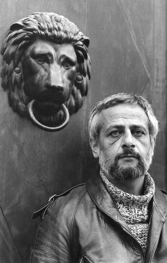 Boris Rabinovich steht vor einem Haustor mit dem Türklopfer in Form eines Löwenkopfes Boris Rabinovich steht vor einem Haustor mit dem Türklopfer in Form eines Löwenkopfes