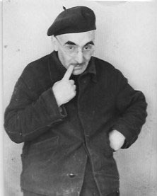 «Учёный высасывает идеи из собственного пальца», шуточная фотография  Михаила Вержбинского в берете с пальцем во рту