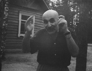 «Вооот такой маленький», шуточная фотография  Михаила Вержбинского, показывающего руками что-то маленькое