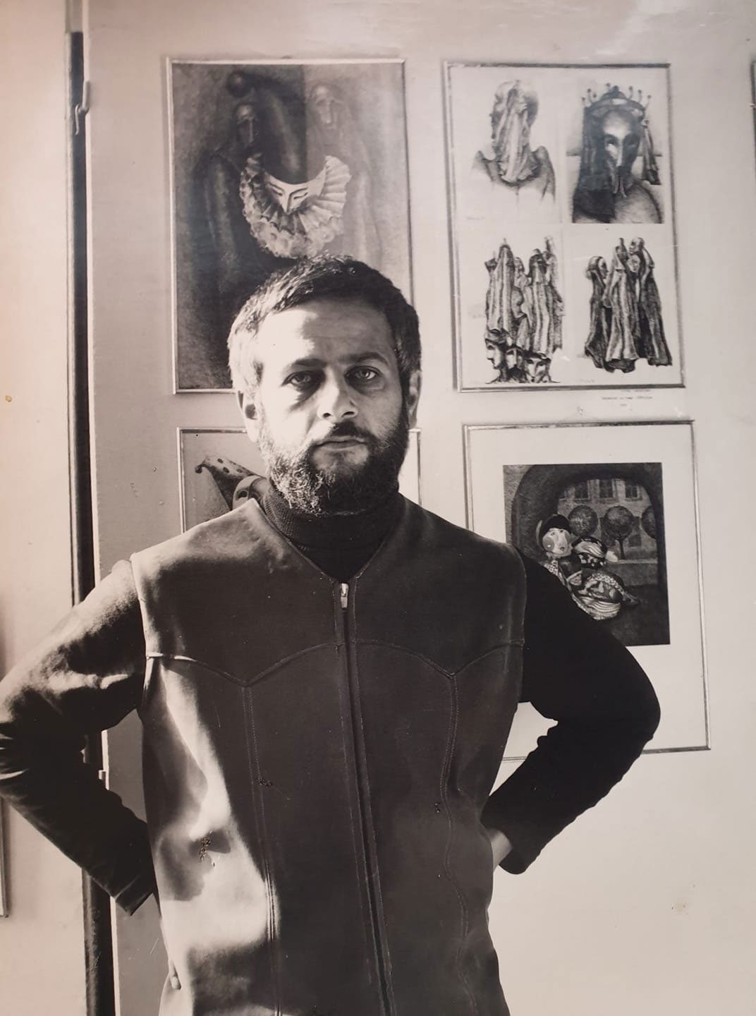 Boris Rabinovich steht vor seinen Werken in der Ausstellung „Nonkonformistische Kunst“ im Newski-Kulturpalast, 1975. Boris Rabinovich steht vor seinen Werken in der Ausstellung „Nonkonformistische Kunst“ im Newski-Kulturpalast, 1975.