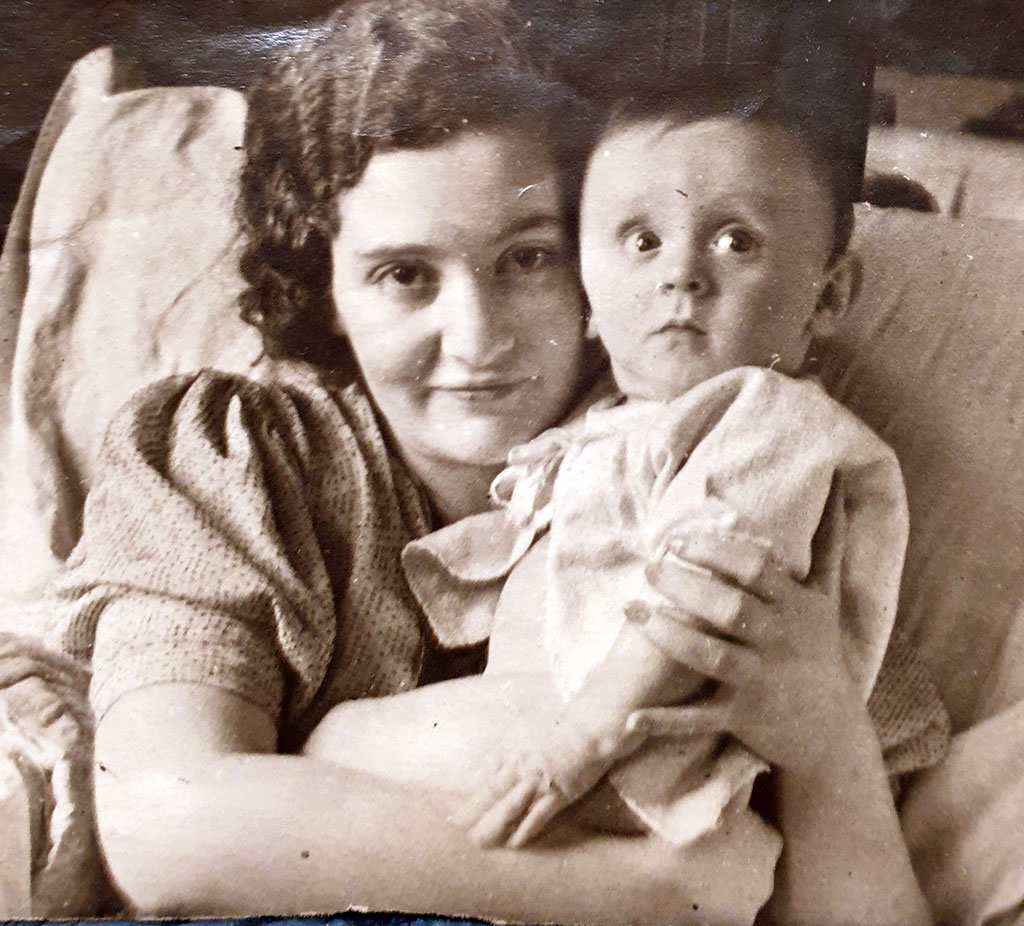 Фото 6. Глеб на руках у тёти Нины на улице Чайковского