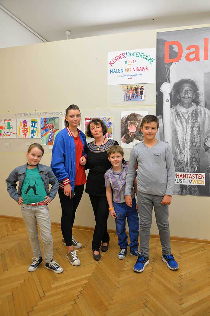 Ausstellung der Schülerarbeiten im Phantasten Museum. Foto in der Ausstellung
