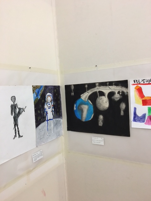 Ausstellung der Schülerarbeiten im Phantasten Museum.Thema „Raumfahrtphantasien“