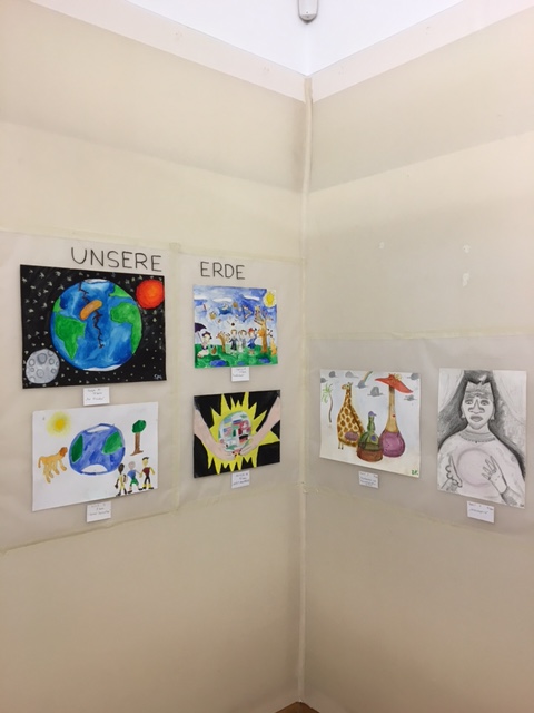 Ausstellung der Schülerarbeiten im Phantasten Museum. Thema „Unsere Erde“