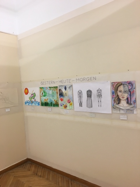 Ausstellung der Schülerarbeiten im Phantasten Museum, Thema „Gestern, Heute Morgen“