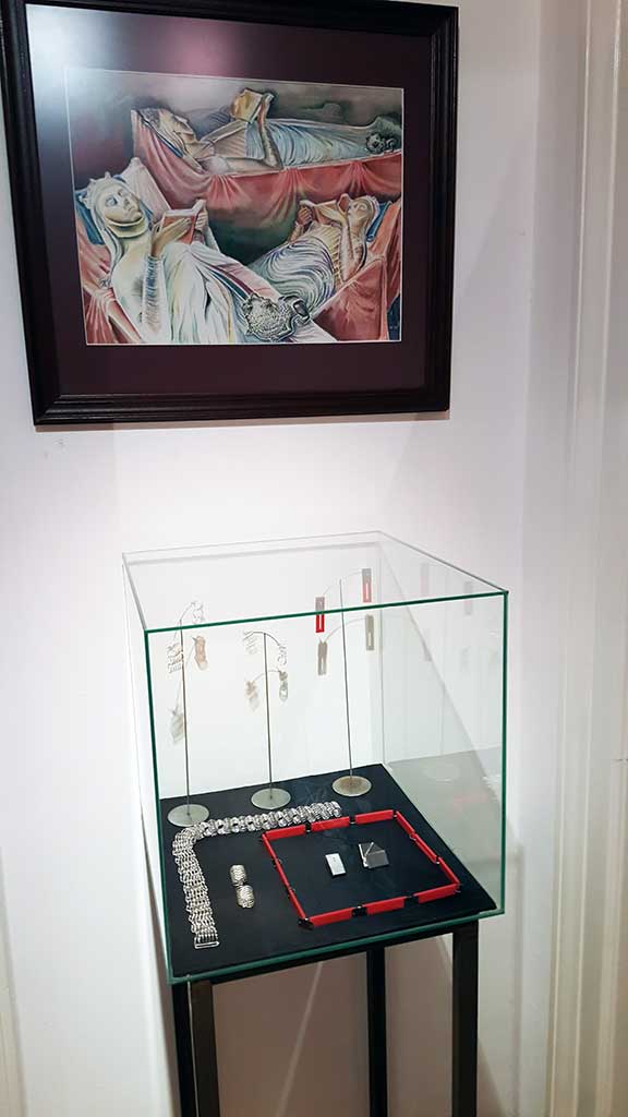 Das Gemälde  "Ewige Wissbegierde" und die Schmuckvitrine