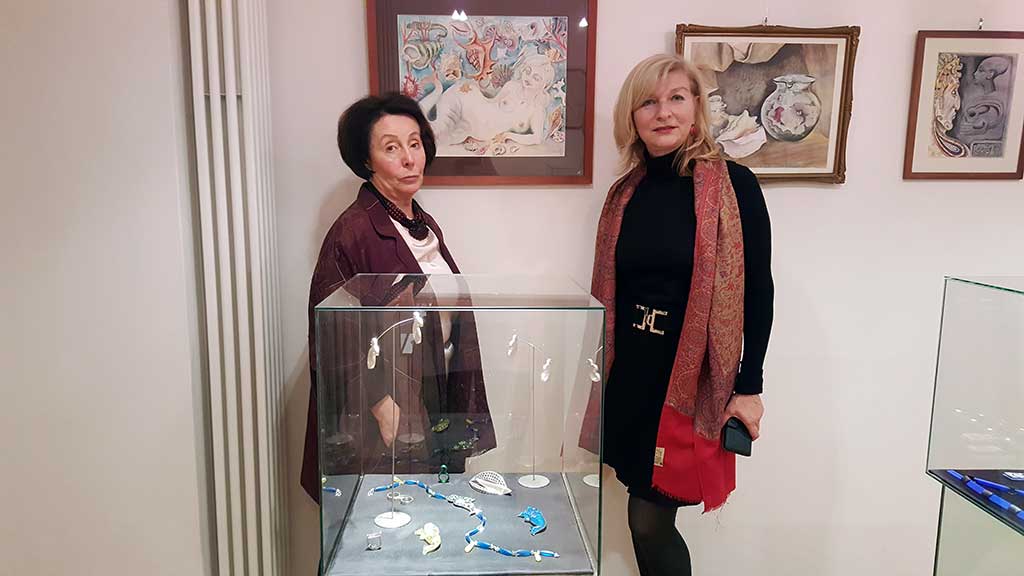 NinaWR und eine Besucherin vor der Vitrine mit Schmuck