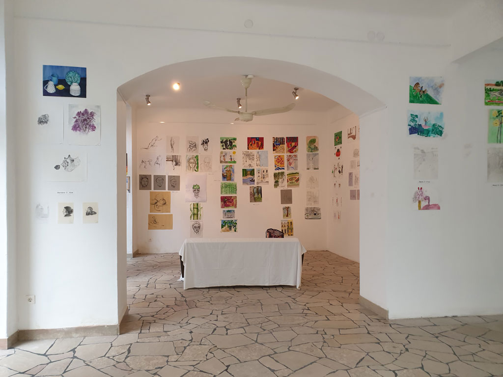 Der Raum der Galerie „derkunstraum“ in 5. Wiener Gemeindebezirk. Die Bilder der Jahresausstellung hängen auf den Wänden Der Raum der Galerie „derkunstraum“ in 5. Wiener Gemeindebezirk. Die Bilder der Jahresausstellung hängen auf den Wänden