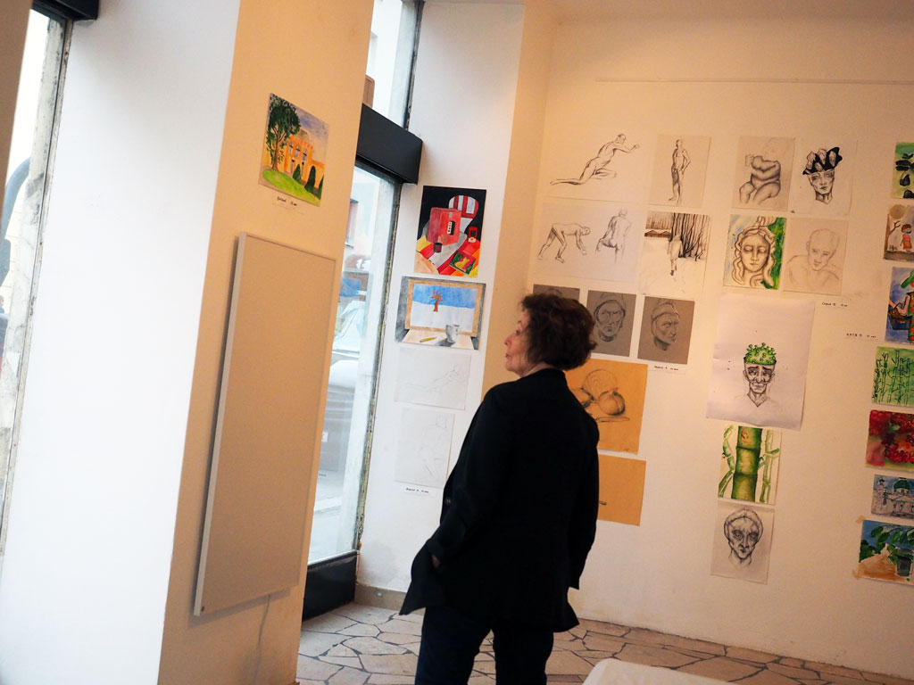 NinaWR schaut die Bilder der Jahresausstellung an NinaWR schaut die Bilder der Jahresausstellung an