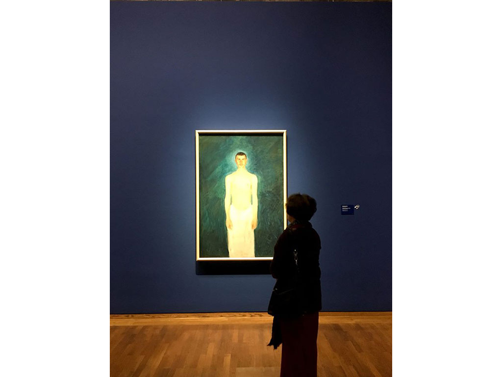 NinaWR in der Ausstellung in Leopold Museum vor dem Selbstbildnis vom Maler Richard Gerstl