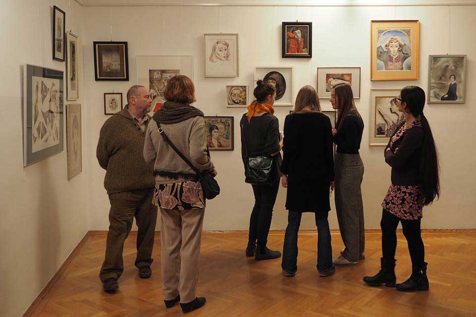 Die Zuschauer bewundern die Bilder im ersten Stock der Galerie ega: frauen in zentrum