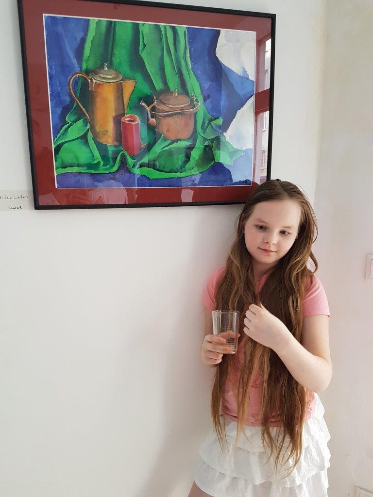 Die Schülerin vor dem Bild der Lehrerin