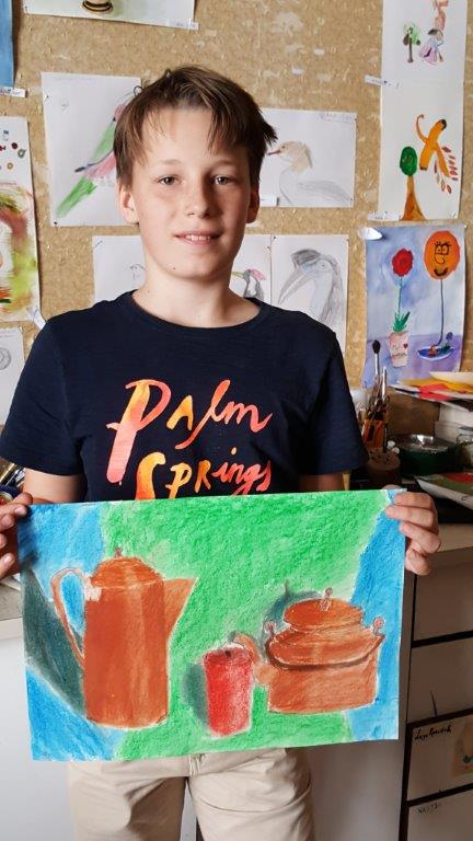 Alexander N., 11 Jahre, mit seinem Bild